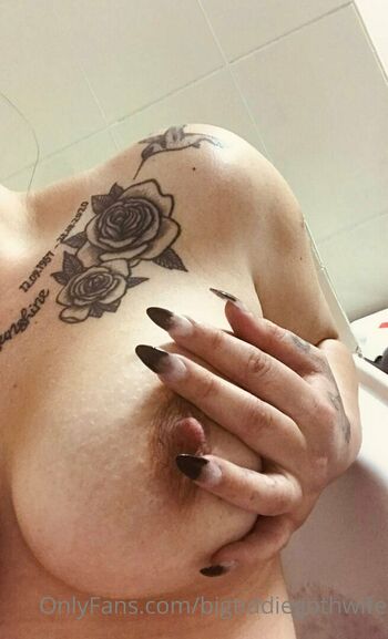 bigtiddiegothwife