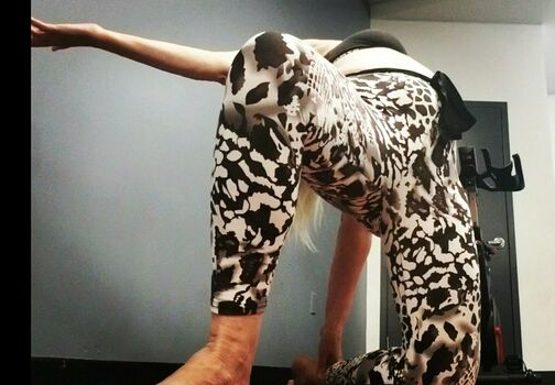 nakedyoganakedyoga
